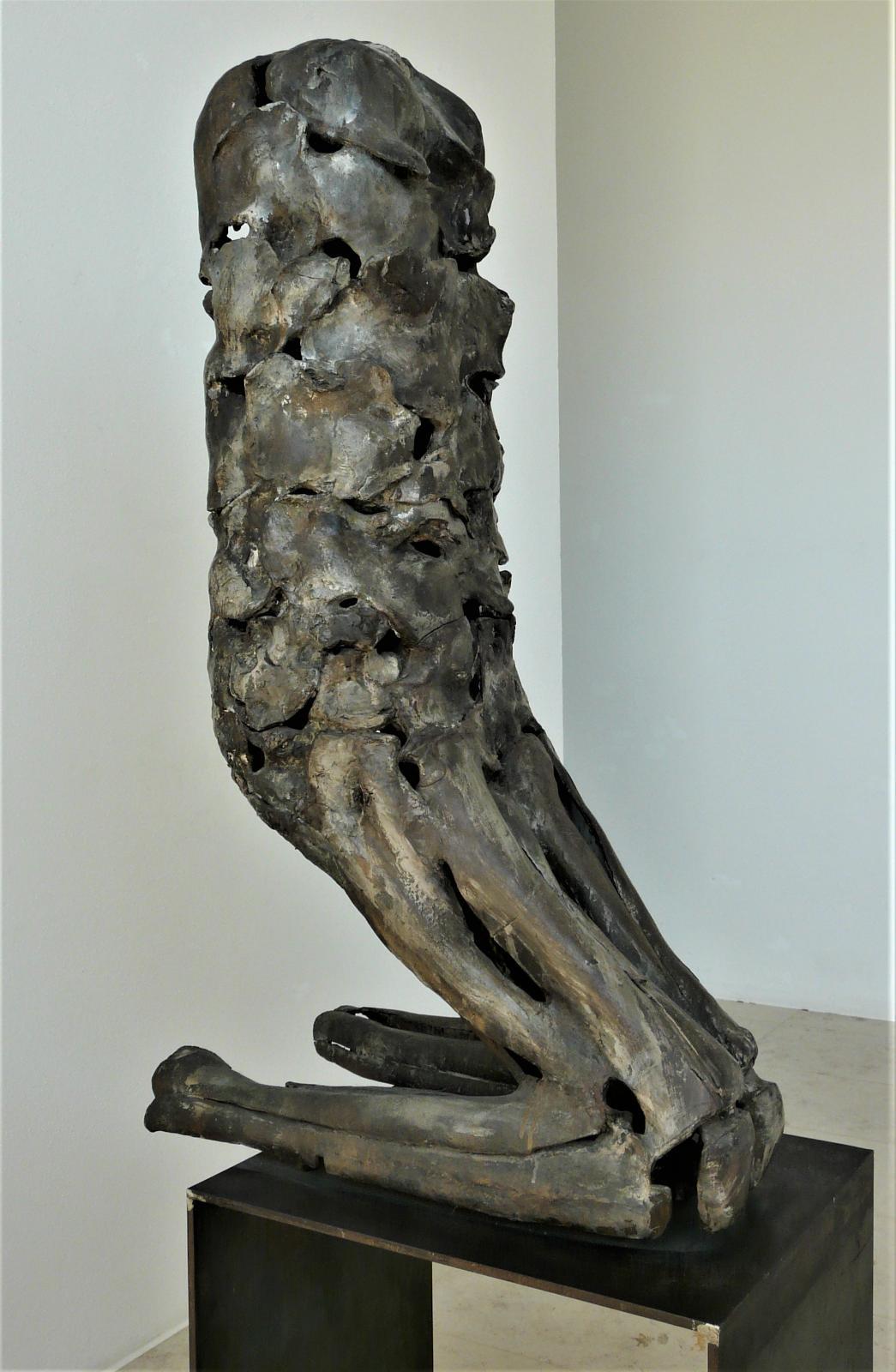Emil Cimiotti , Knieende, 1983, Bronze gussrau auf Stahl, teilweise bemalt, 191 cm x 44 cm x 67 cm, SüdWestGalerie, LONGSTREET ART SHOP