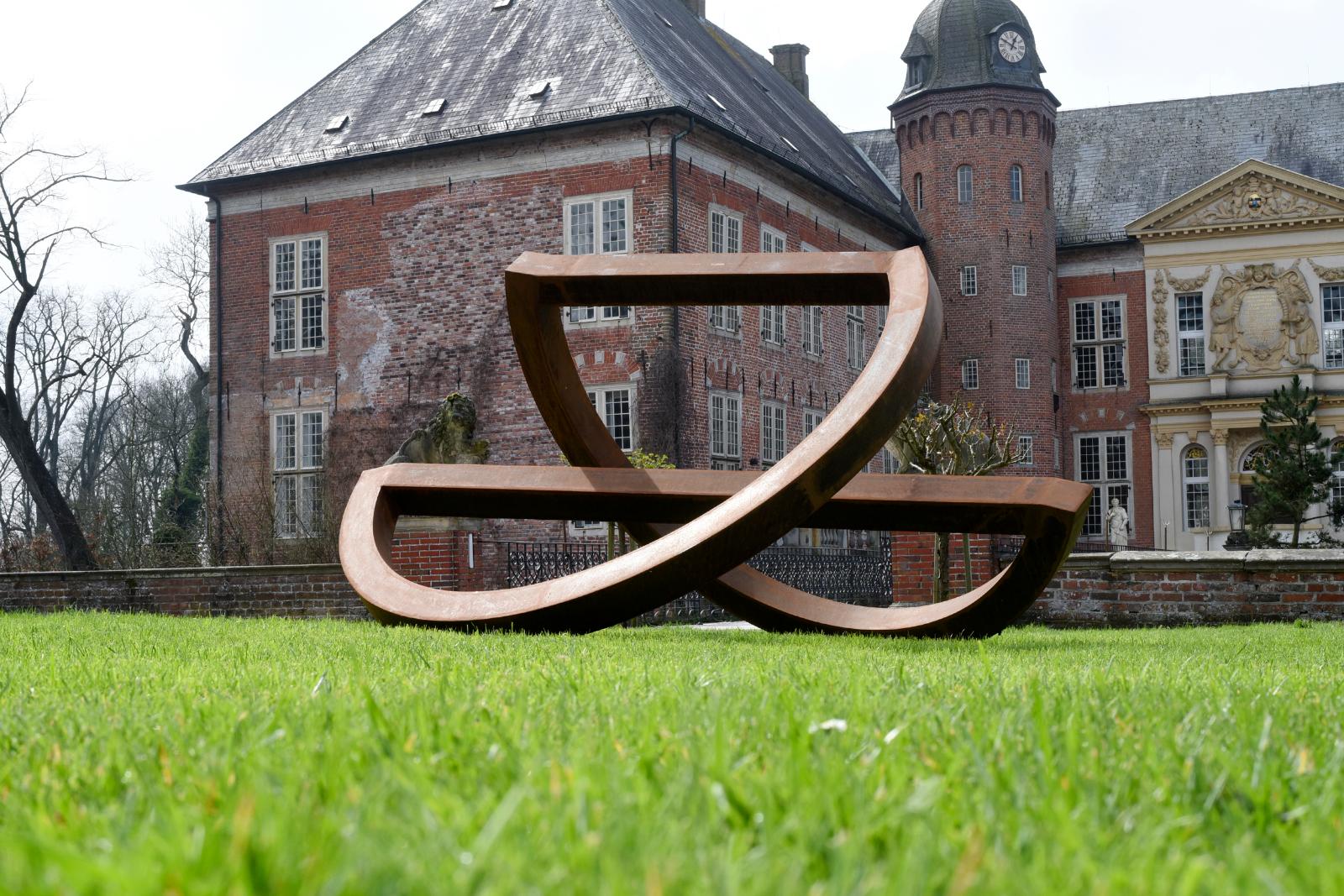 Sonja Edle von Hoeßle, Endlosschleife 4XV, 2018, Cortenstahl, 155 cm x 290 cm x 195 cm, 2018, Galerie Cyprian Brenner, LONGSTREET ART SHOP