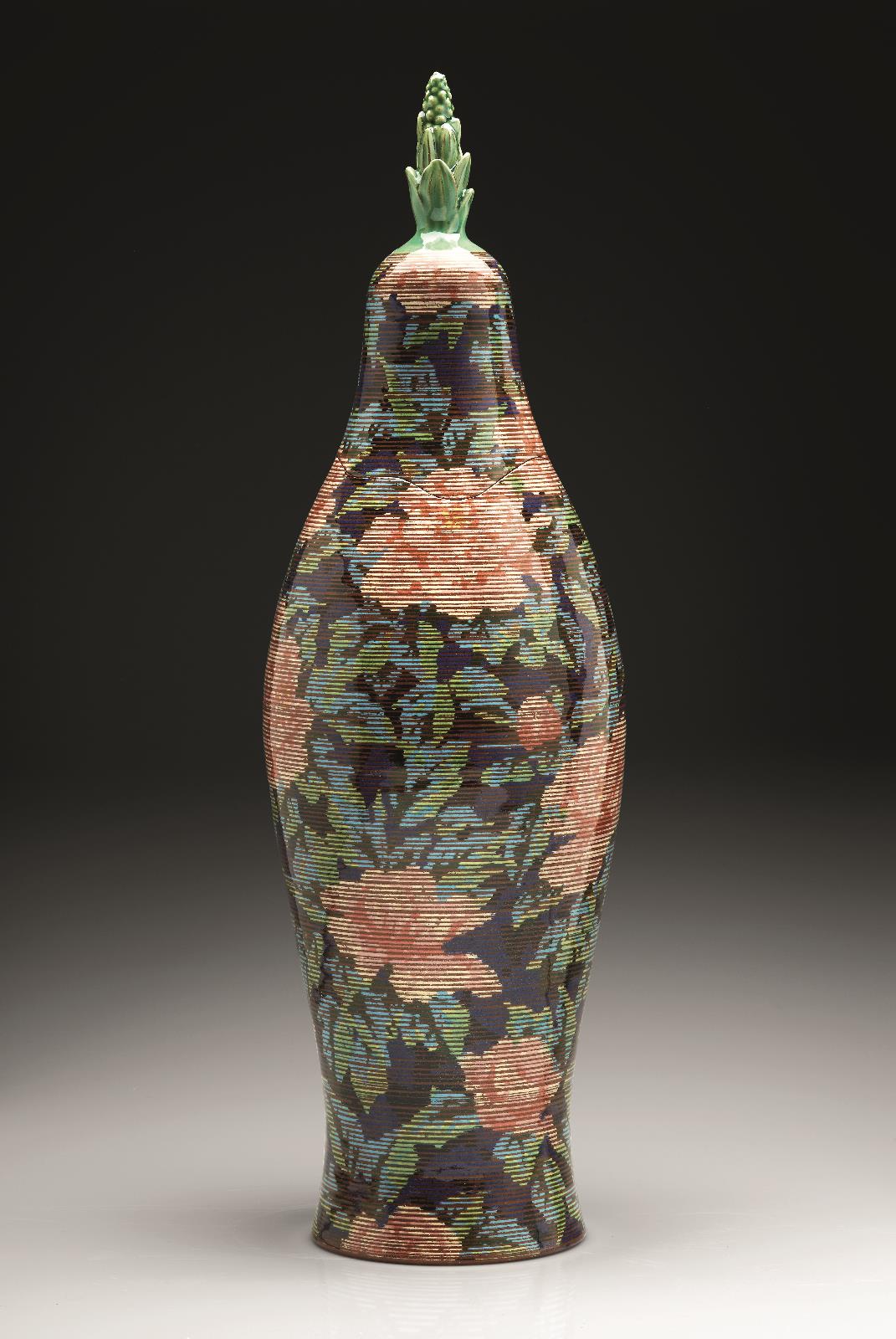 Grita Götze,
Deckelvase “Pfingstrosen“,
 2013,
 Engobetechnik,
 Höhe: 51 cm