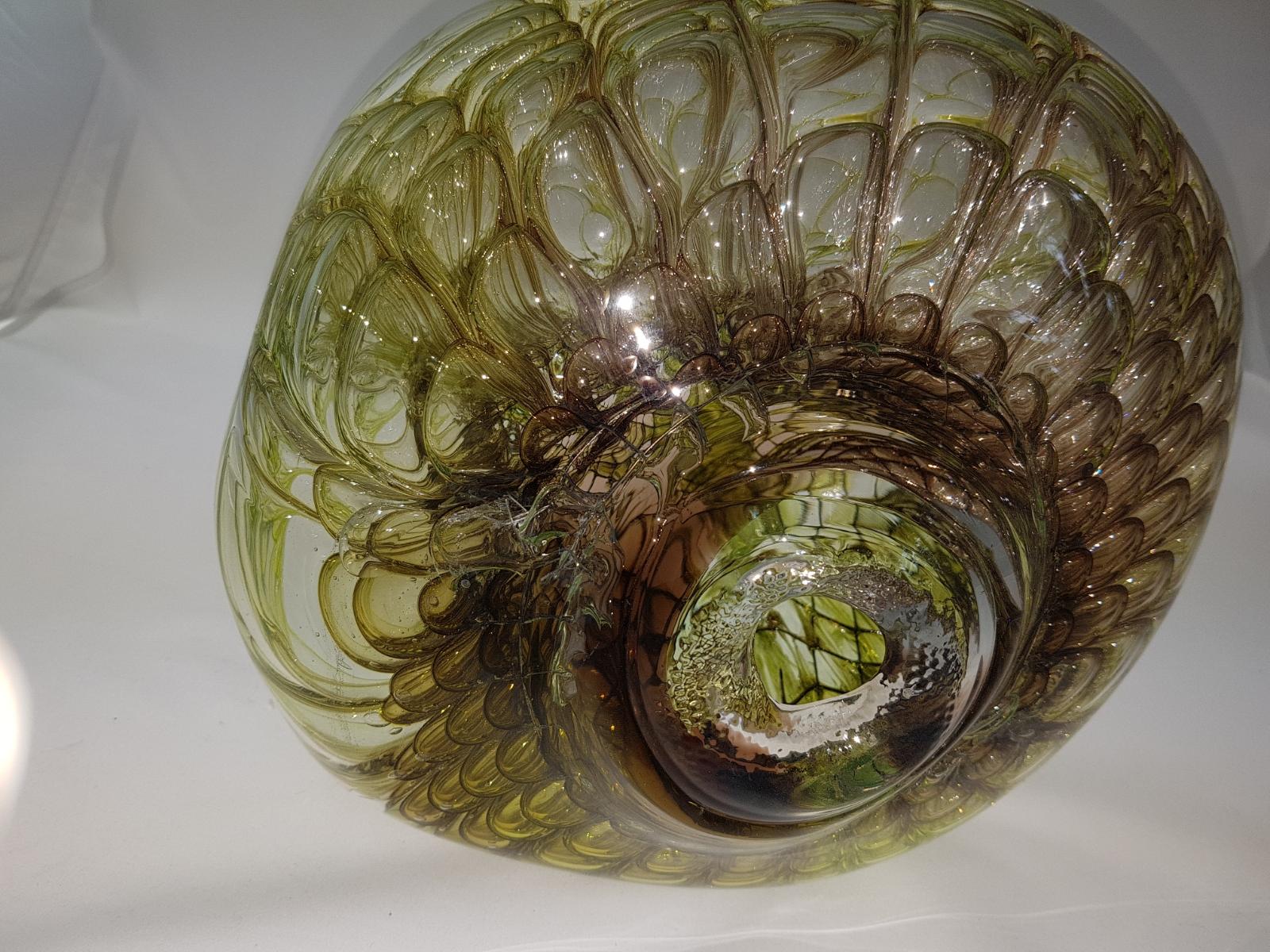 Jörg Zimmermann, o.T., Wabenobjekt, teils rot, opal, kugelig , Durchmesser 28 cm