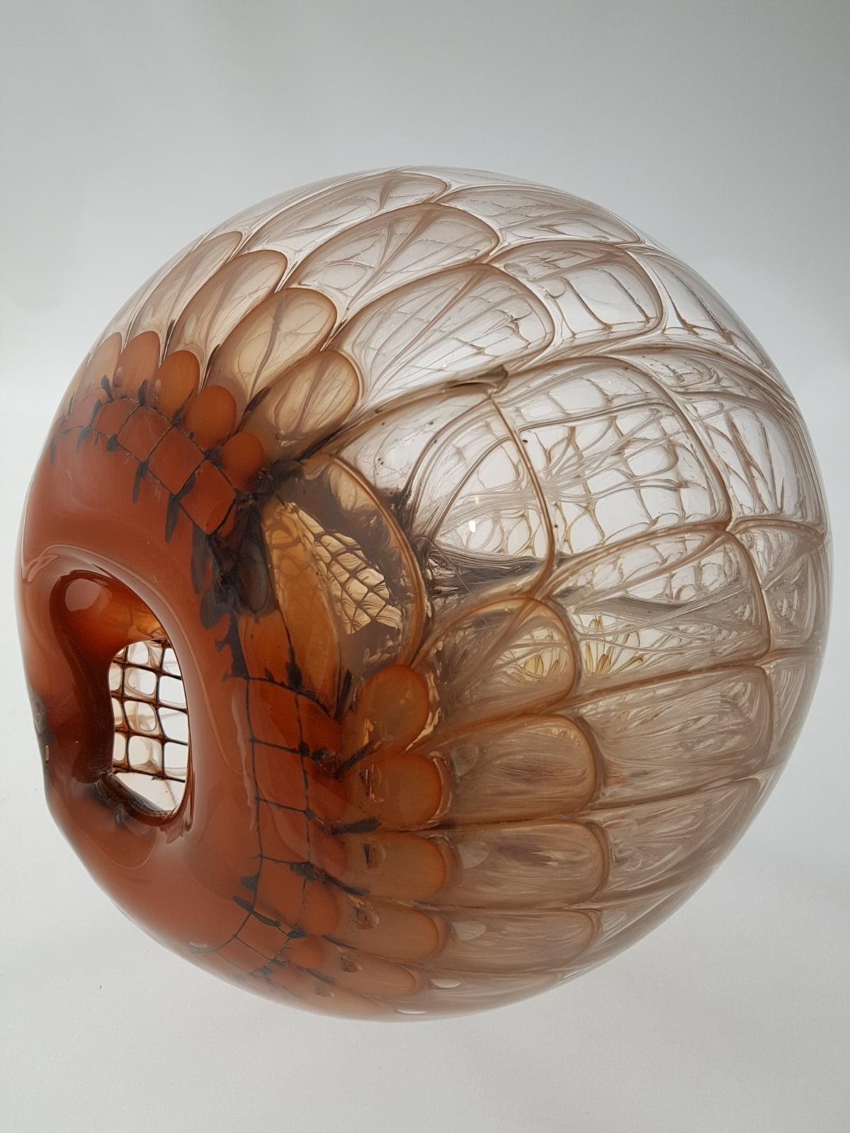 Jörg Zimmermann, o.T., Wabenobjekt, teils rot, opal, kugelig , Durchmesser 28 cm