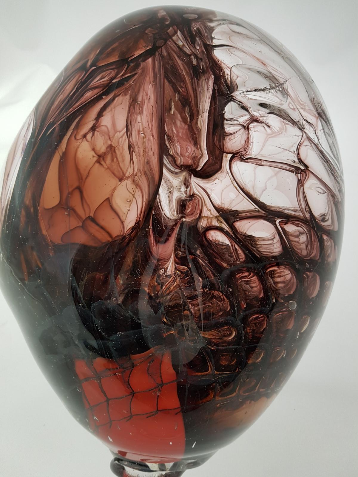 Jörg Zimmermann,  o.T., Wabenobjekt , oval/Tropfen, dunkelrubin/rot, 30 x 28 cm