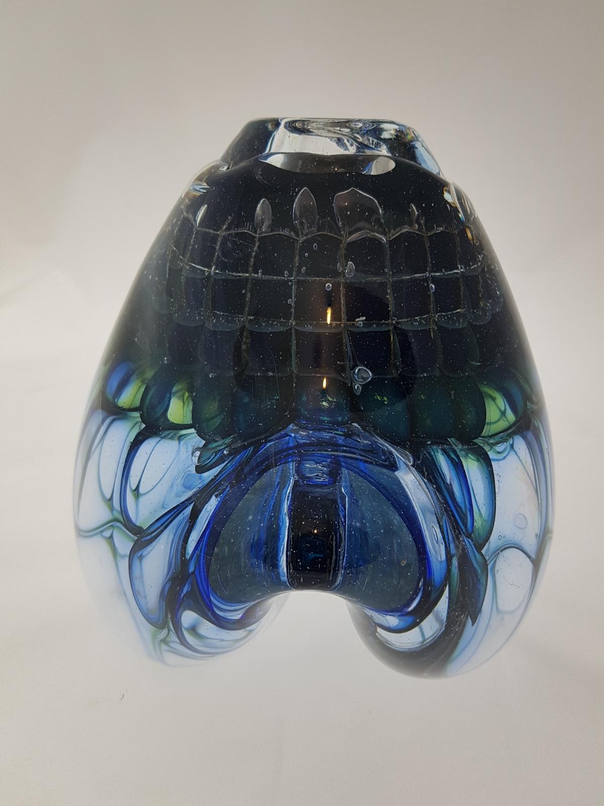 Jörg Zimmermann, o.T., Wabenobjekt, Hosenform ,transparent blau , 28 x 25 x 18 cm