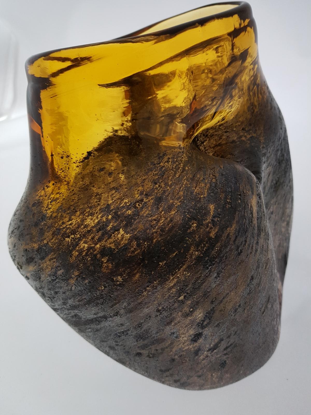 Jörg Zimmermann, o.T., Glasobjekt, frei geformt, goldgelb, matte Struktur, 23 x 21 x 18 cm