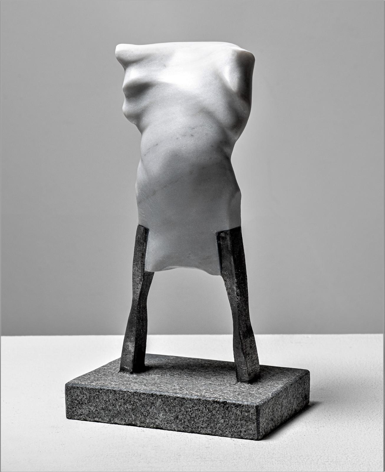 Christoph Traub, Aufrecht I, 2020, Marmor/Stahl, 22 x 6 x 10 cm, trc021ko