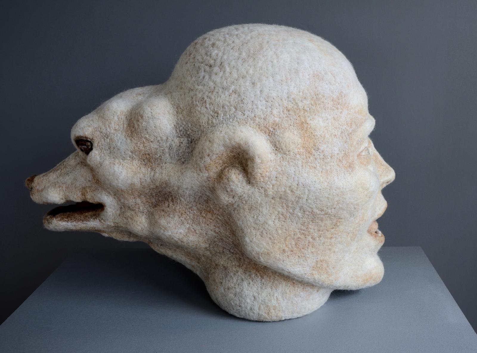 Stefanie Ehrenfried, Beschützer , 2011/2013, Wolle nadelgefilzt, 55 x 38 x 70 cm