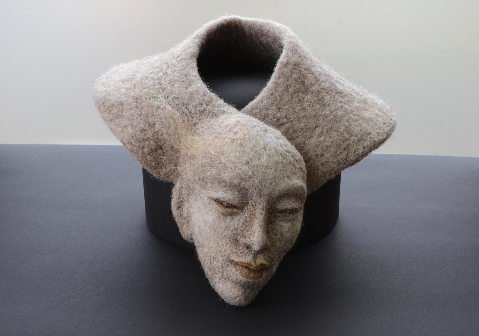 Stefanie Ehrenfried, Antlitz Kopf, 2021, Kragenbreite ca.14 cm, Länge kann angepasst werden
Schafwolle (am Kragen:  Wolle/Bambusmischung), nadelgefilzt,  17 x 12 x 7 cm
