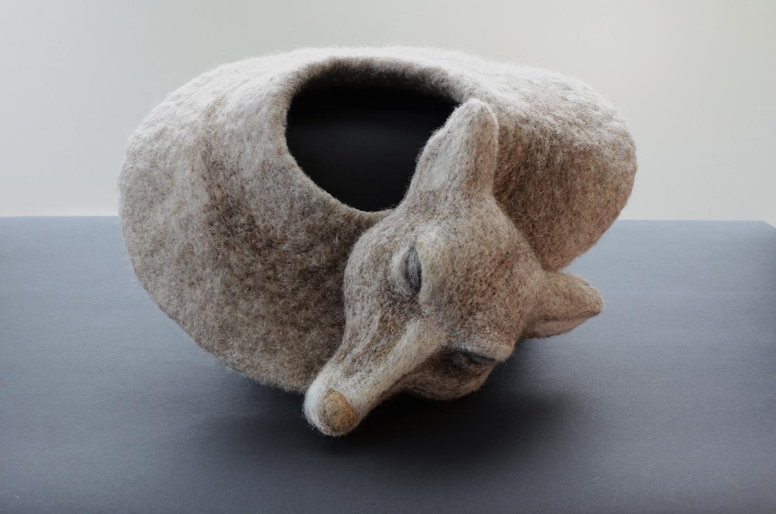 Stefanie Ehrenfried, Fuchs Kopf, 2021,
Kragenbreite ca.14 cm, Länge kann angepasst werden
Schafwolle (am Kragen:  Wolle/Bambusmischung), nadelgefilzt, 21 x 17 x 7 cm