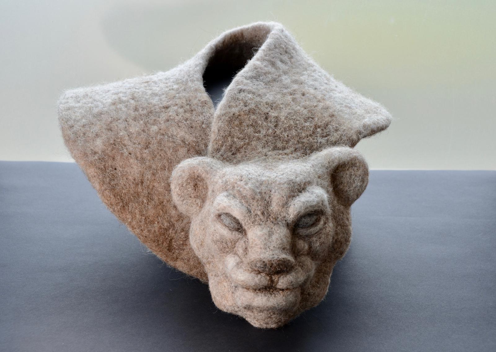Stefanie Ehrenfried, Löwe Kopf, 2021,
Kragenbreite ca.14 cm, Länge kann angepasst werden
Schafwolle (am Kragen:  Wolle/Bambusmischung), nadelgefilzt, 15 x 18 x 9 cm

