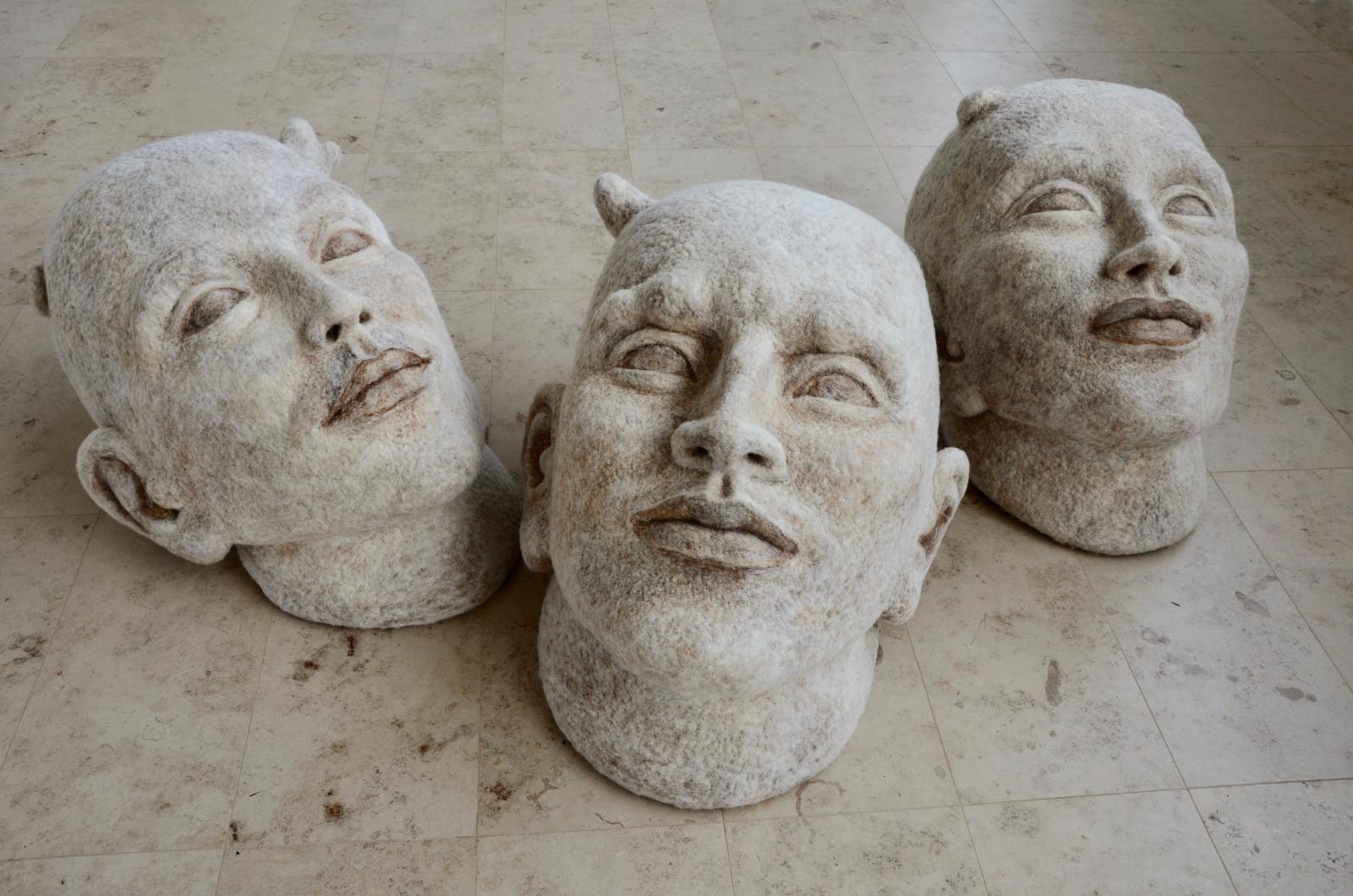 Stefanie Ehrenfried, Köpfe, 2008/2018, Wolle nadelgefilzt, je ca. 75 x 85 x 110 cm