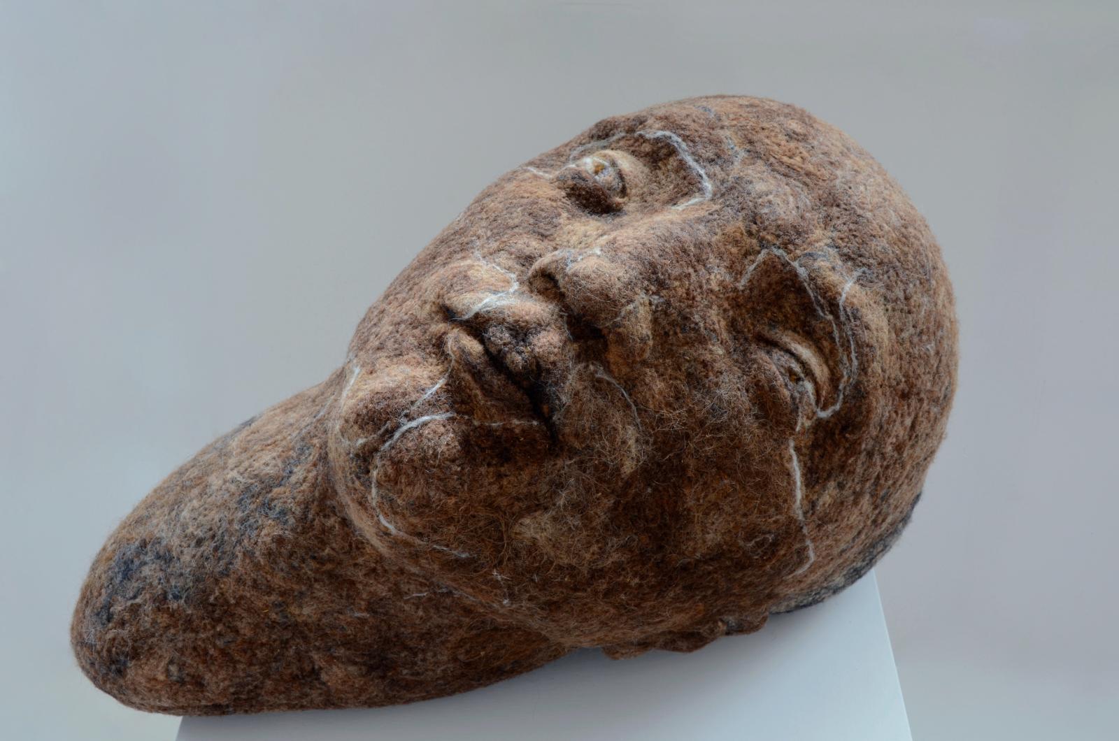 Stefanie Ehrenfried, Träumer, 2011, Wolle nadelgefilzt, 50 x 44 x 75 cm