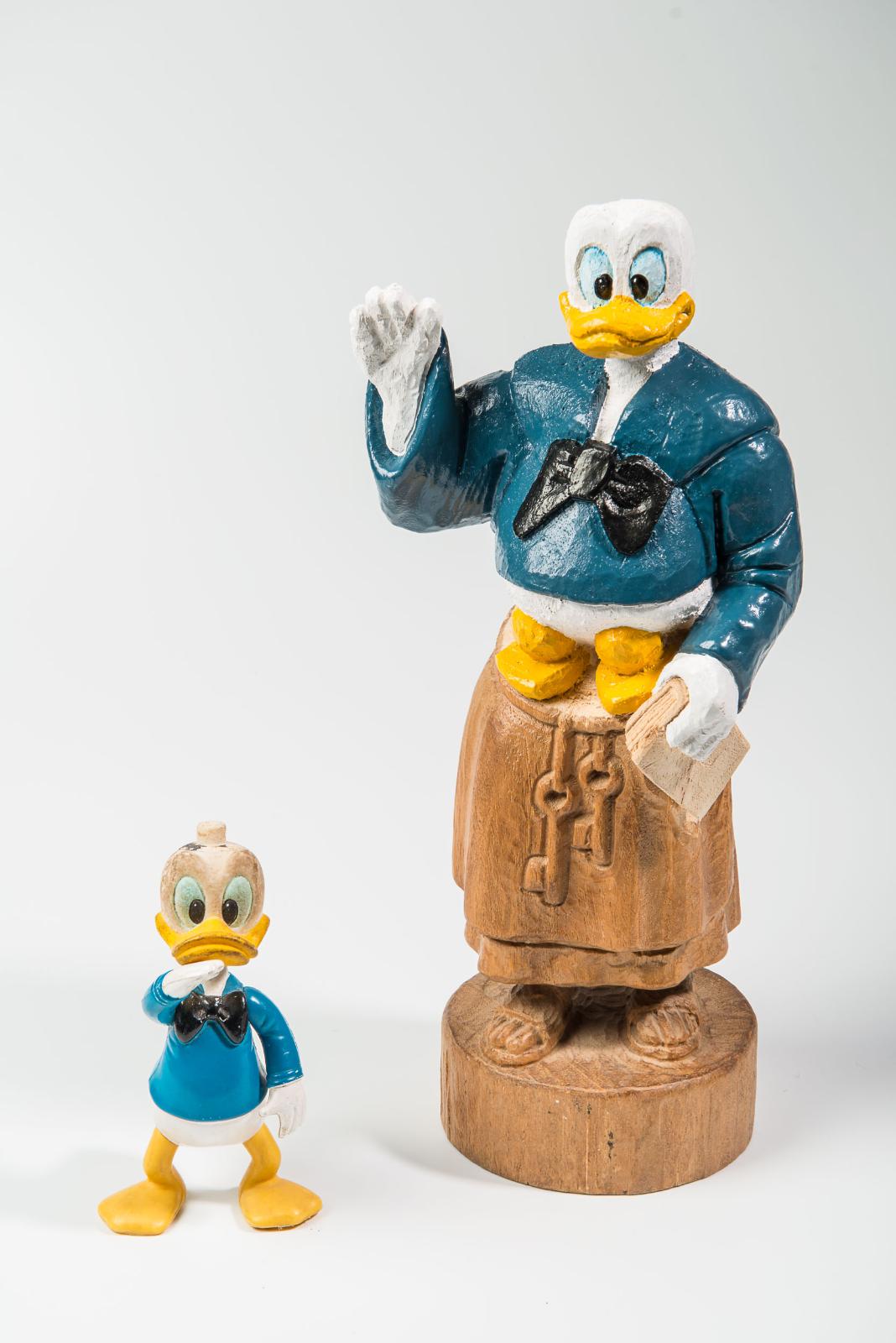  Andreas Welzenbach, Heil Donald, Aus der Serie: Nachtwächter Nr. 225, 2020, Holz, farbig gefasst, 32 x 14 x 11 cm, Preis auf Anfrage, wea016ko