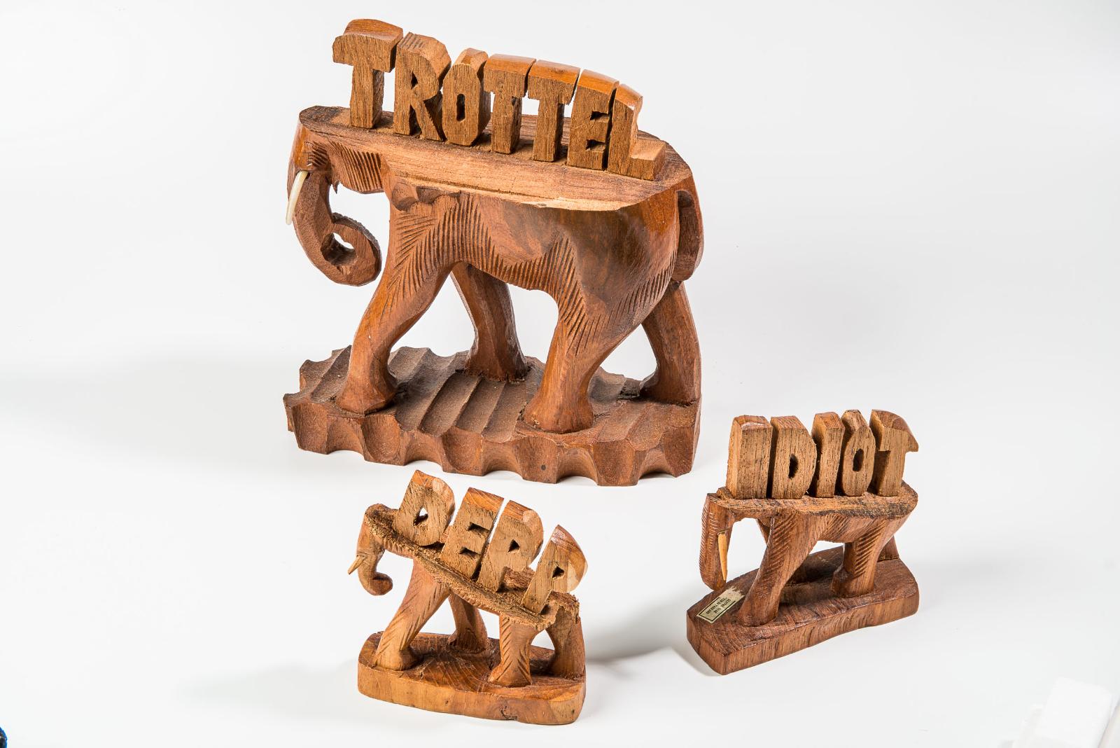 Andreas Welzenbach, TROTTEL Nr. 204, 25 x 24 x 10 cm und DEPP Nr. 203, 12 x 11 x 5 cm und IDIOT Nr. 2020, alle aus der Serie: Nachtwächter, Holz, 2017,13 x 12 x 5 cm, Preis auf Anfrage, wea018ko