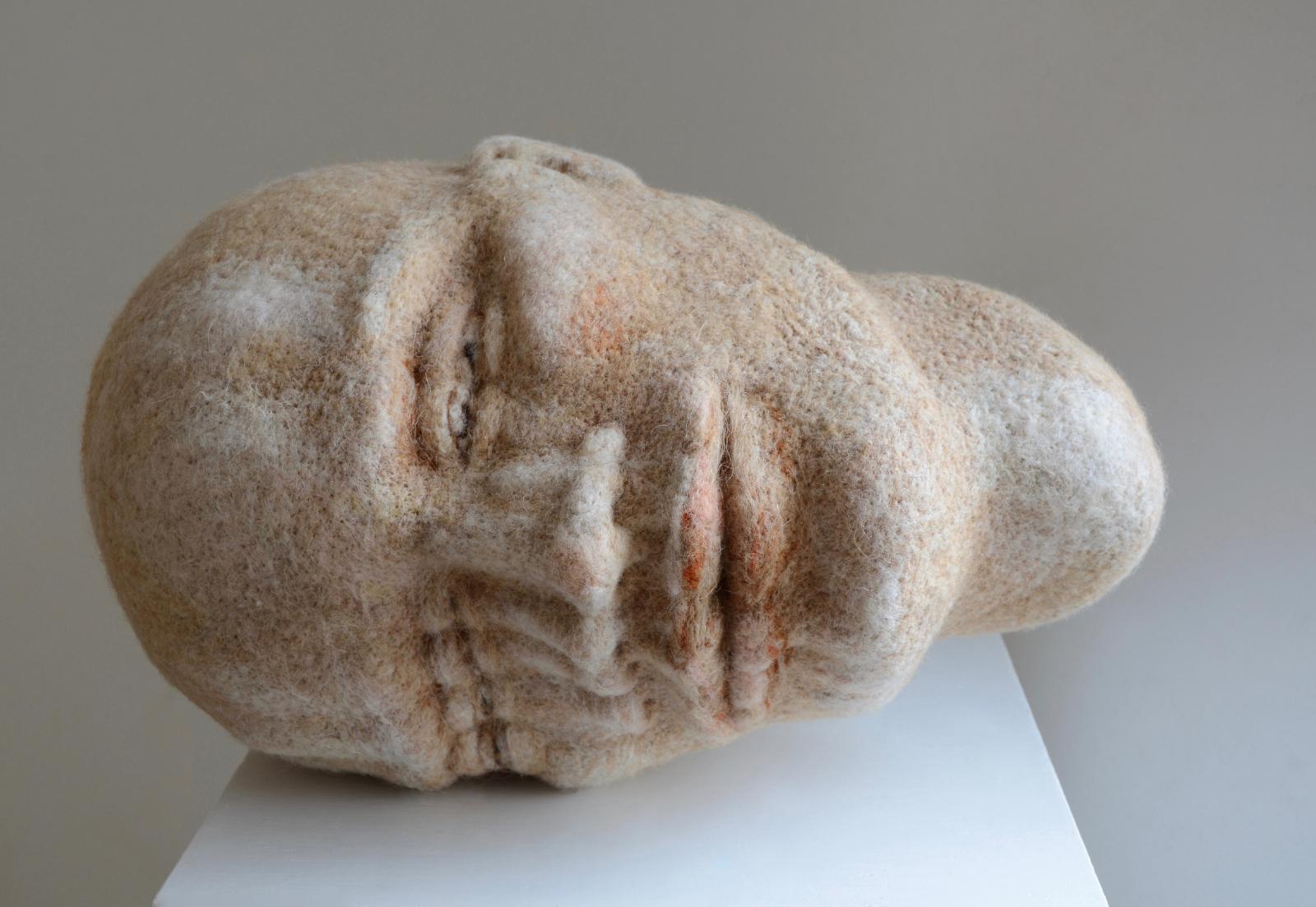 Stefanie Ehrenfried, Zuwendung, 2010, Wolle nadelgefilzt, 38 x 24 x 28 cm